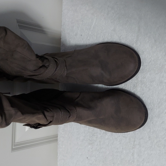 Mudd brown size 10 buckle on the side boots. - Picture 4 of 6